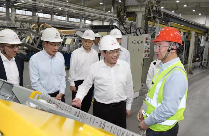 城事中的通信设备 从街头基站到掌中智能